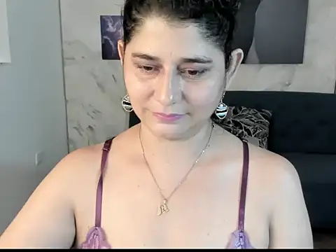 alinabozz1 online show from June 12, 2026, 5:17 am