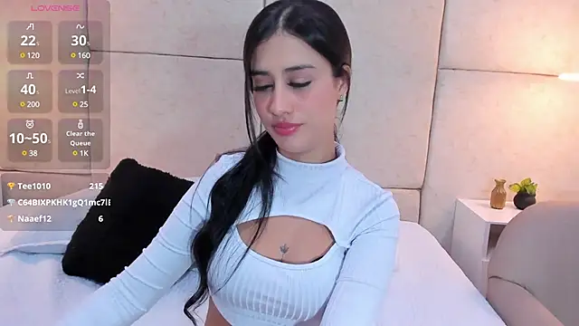 Snapshot of Amiirra_ chatting on December 14, 2024, 12:01 am Amiirra online show from December 14, 2024, 12:01 am