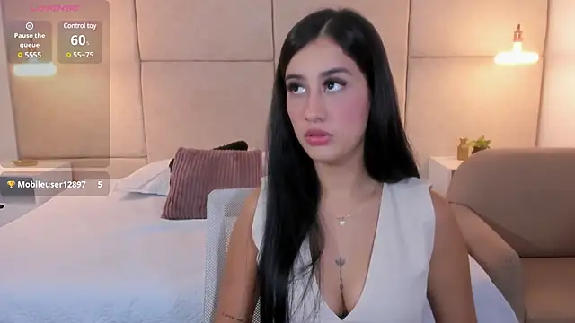 Snapshot of Amiirra_ chatting on January 14, 2025, 8:26 pm Amiirra online show from January 14, 2025, 8:26 pm