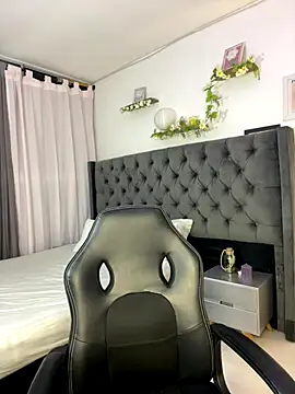 Snapshot of Amiirra_ chatting on September 10, 2025, 6:24 am Amiirra online show from September 10, 2025, 6:24 am