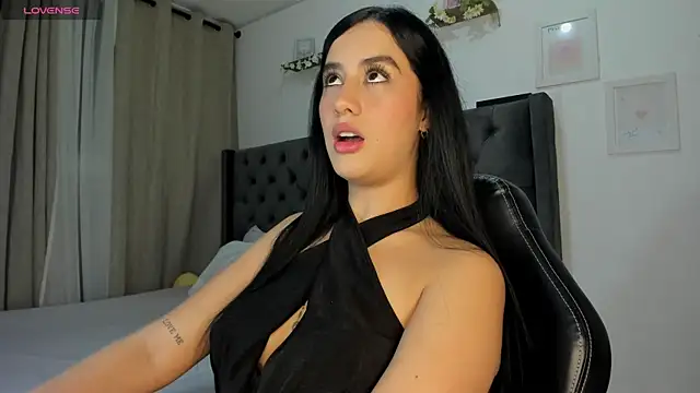Snapshot of Amiirra_ chatting on April 30, 2026, 11:20 pm Amiirra online show from April 30, 2026, 11:20 pm