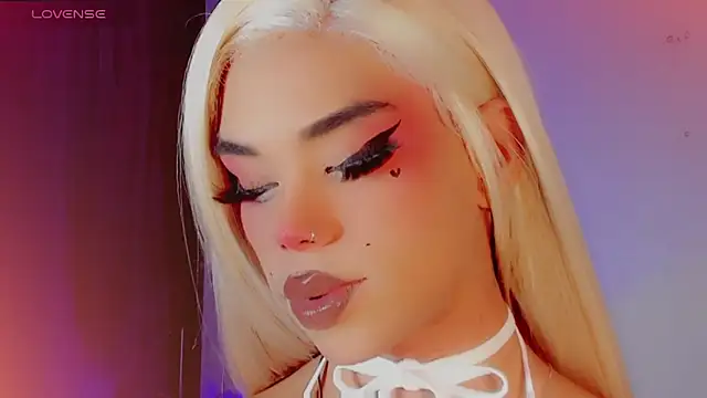 Snapshot of DanniLee_ chatting on December 19, 2025, 9:33 pm DanniLee online show from December 19, 2025, 9:33 pm