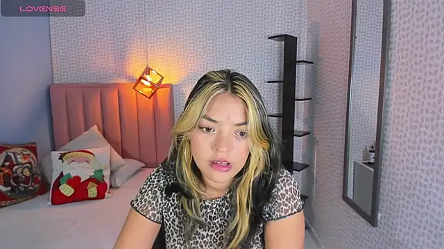 DENISERICHARD2 online show from December 4, 2025, 12:36 pm