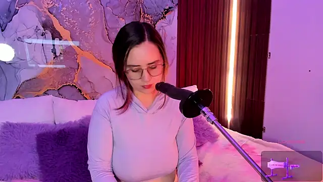 centaurigirl online show from December 18, 2025, 4:40 am