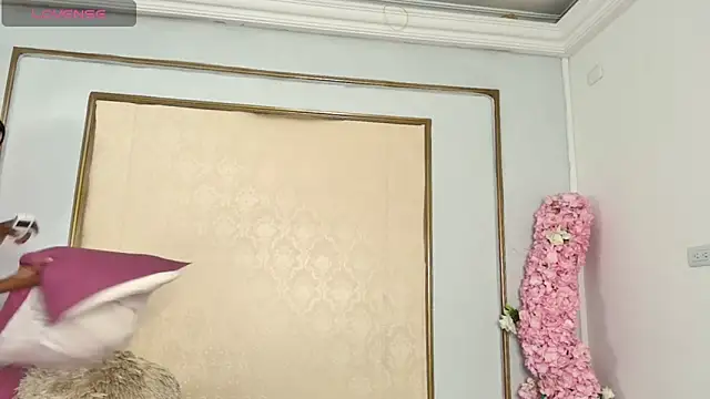 Snapshot of Roxxana-queen chatting on April 21, 2026, 1:42 am Roxxana-queen online show from April 21, 2026, 1:42 am