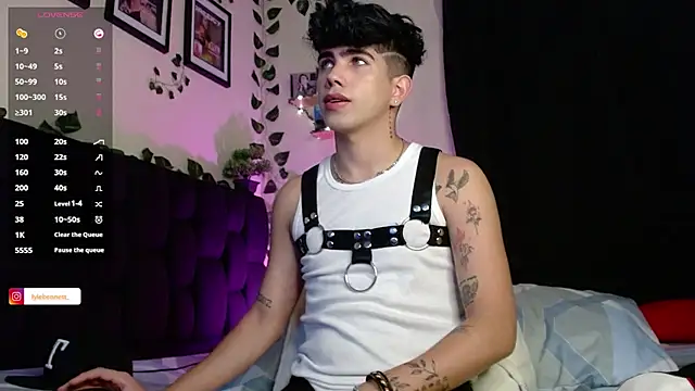 LyleBennett  online show from February 9, 2025, 10:20 am