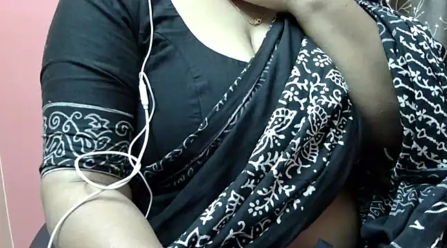 Snapshot of Riya_riyaa chatting on December 15, 2024, 7:10 pm Riya riyaa online show from December 15, 2024, 7:10 pm