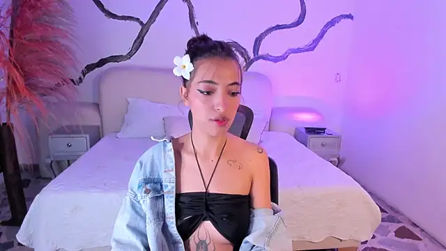 AlliceRosero online show from October 2, 2025, 4:41 am