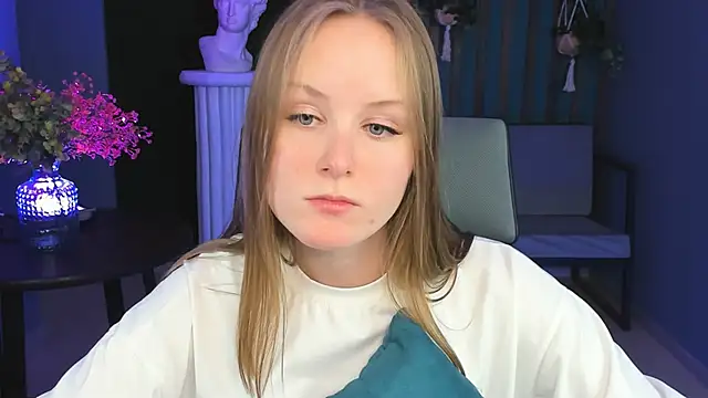 Snapshot of VivienLeeigh chatting on December 18, 2024, 4:17 pm VivienLeeigh online show from December 18, 2024, 4:17 pm