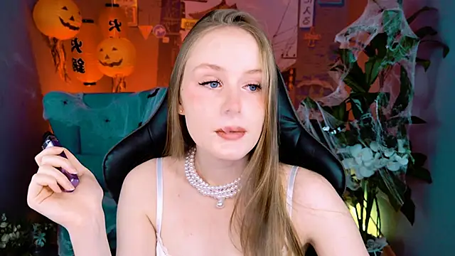 Snapshot of VivienLeeigh chatting on October 19, 2025, 9:43 am VivienLeeigh online show from October 19, 2025, 9:43 am