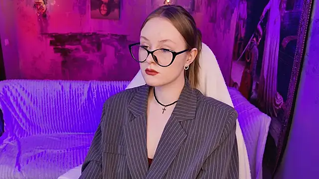 VivienLeeigh online show from April 27, 2026, 5:38 am