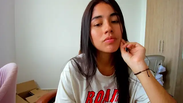 Snapshot of AriaMontgomery chatting on April 18, 2026, 8:42 pm AriaMontgomery online show from April 18, 2026, 8:42 pm