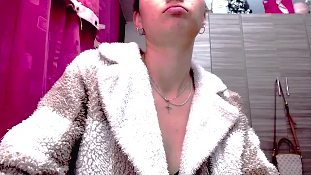 Snapshot of holy_juli chatting on February 11, 2026, 4:28 am holy juli online show from February 11, 2026, 4:28 am