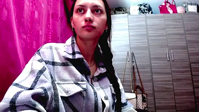 Snapshot of holy_juli chatting on February 15, 2026, 3:58 am holy juli online show from February 15, 2026, 3:58 am