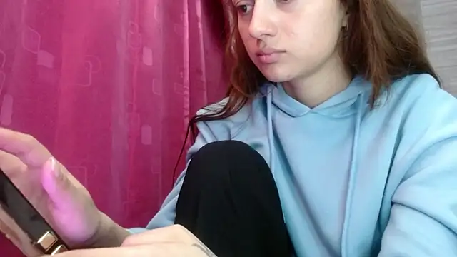 Snapshot of holy_juli chatting on February 28, 2026, 4:02 am holy juli online show from February 28, 2026, 4:02 am