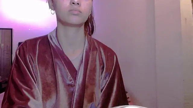 holy juli online show from April 23, 2026, 3:52 am