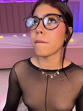 KellyOlsenbe online show from April 30, 2026, 8:37 pm