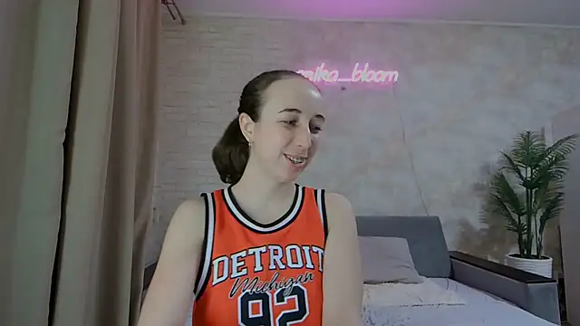 Anika bloom online show from February 13, 2025, 4:32 am