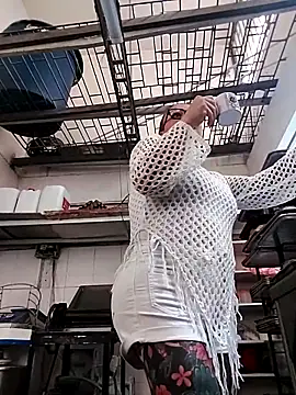 Snapshot of EMILY_ROUSSE71 chatting on September 29, 2025, 9:08 pm EMILY ROUSSE71 online show from September 29, 2025, 9:08 pm