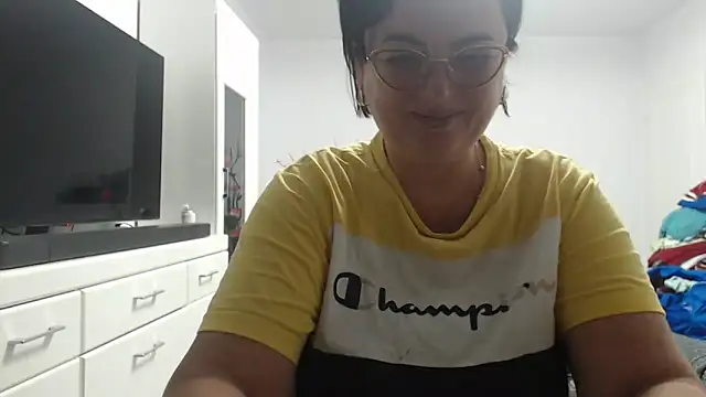 Amandamuller1982 online show from September 18, 2025, 9:28 pm