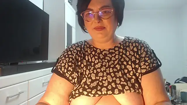 Amandamuller1982 online show from May 4, 2026, 11:45 pm