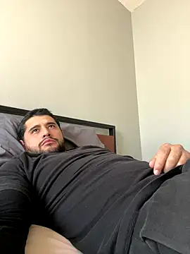 Snapshot of LATINMOBB chatting on December 5, 2024, 8:00 pm LATINMOBB online show from December 5, 2024, 8:00 pm