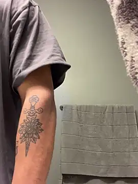 Snapshot of LATINMOBB chatting on December 14, 2024, 10:50 pm LATINMOBB online show from December 14, 2024, 10:50 pm