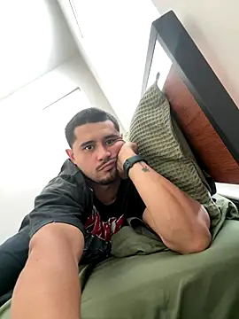 Snapshot of LATINMOBB chatting on September 25, 2025, 6:22 pm LATINMOBB online show from September 25, 2025, 6:22 pm