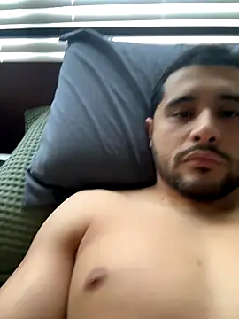 Snapshot of LATINMOBB chatting on November 7, 2025, 8:09 pm LATINMOBB online show from November 7, 2025, 8:09 pm