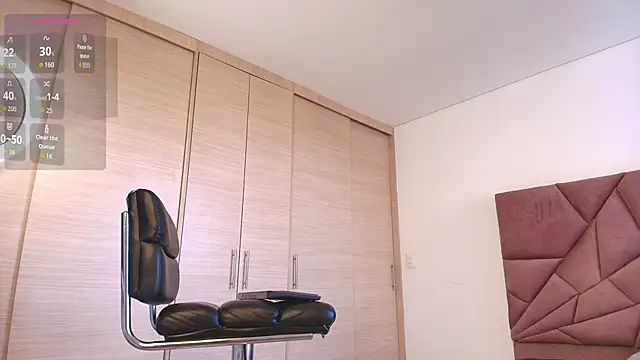 Snapshot of Aron_Bolt chatting on September 23, 2025, 8:23 pm Aron Bolt online show from September 23, 2025, 8:23 pm