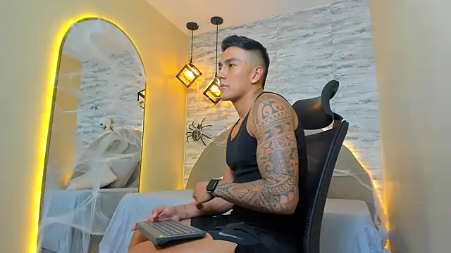 Snapshot of Aron_Bolt chatting on October 18, 2025, 9:15 pm Aron Bolt online show from October 18, 2025, 9:15 pm