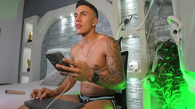 Snapshot of Aron_Bolt chatting on October 25, 2025, 11:43 pm Aron Bolt online show from October 25, 2025, 11:43 pm