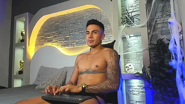 Snapshot of Aron_Bolt chatting on November 1, 2025, 8:33 pm Aron Bolt online show from November 1, 2025, 8:33 pm