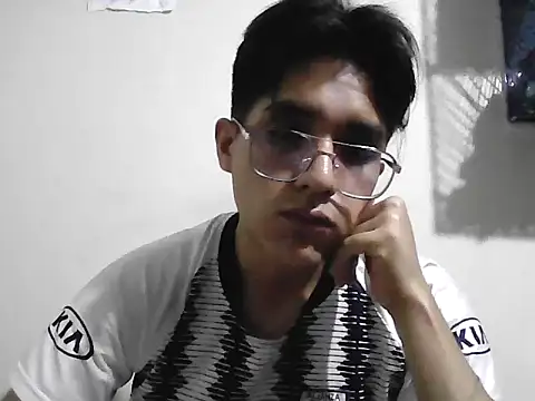 Snapshot of HardDick2 chatting on March 23, 2026, 4:49 am HardDick2 online show from March 23, 2026, 4:49 am