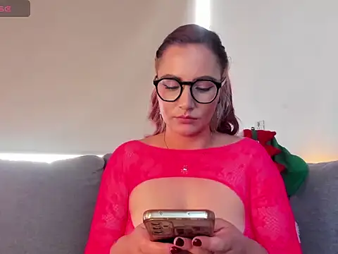 Hanna Clark  online show from December 14, 2024, 6:30 pm