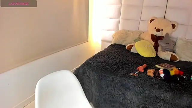 Hanna Clark  online show from January 29, 2025, 7:53 pm