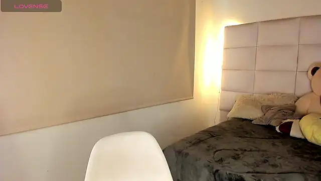 Hanna Clark  online show from March 5, 2025, 8:10 pm