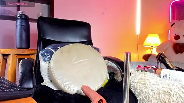 Hanna Clark  online show from October 11, 2025, 7:45 pm