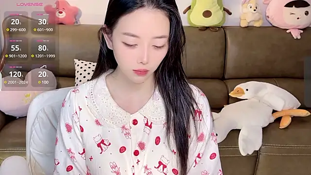 Snapshot of Yilin1999 chatting on February 5, 2025, 5:09 am Yilin1999 online show from February 5, 2025, 5:09 am