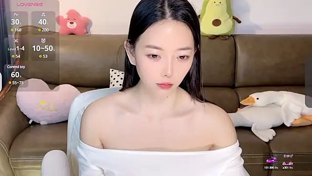 Snapshot of Yilin1999 chatting on February 13, 2025, 7:21 pm Yilin1999 online show from February 13, 2025, 7:21 pm
