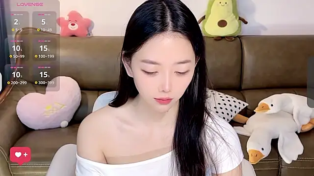 Snapshot of Yilin1999 chatting on February 24, 2025, 2:40 am Yilin1999 online show from February 24, 2025, 2:40 am