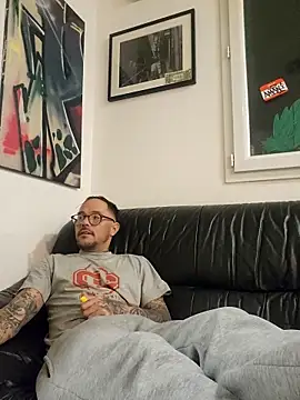 Snapshot of mileflav0r chatting on December 5, 2025, 5:42 pm mileflav0r online show from December 5, 2025, 5:42 pm