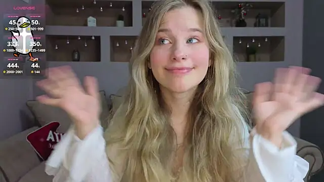 LinaCristonsen online show from November 25, 2025, 2:06 pm