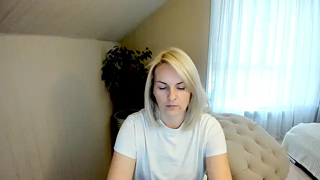 Snapshot of Alicee_Gracee chatting on December 8, 2024, 10:19 am Alicee Gracee online show from December 8, 2024, 10:19 am