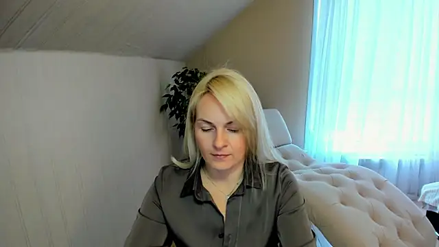 Snapshot of Alicee_Gracee chatting on December 17, 2024, 7:40 am Alicee Gracee online show from December 17, 2024, 7:40 am