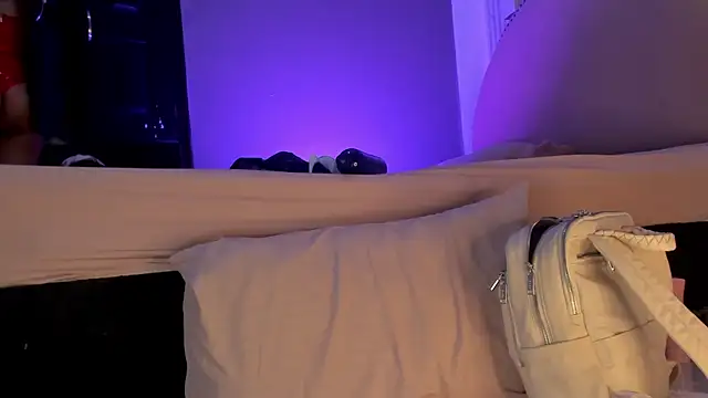 Snapshot of Heicy___ chatting on October 17, 2025, 8:11 pm Heicy    online show from October 17, 2025, 8:11 pm