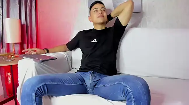 Snapshot of Lucii_fer_ chatting on February 12, 2025, 11:29 am Lucii fer  online show from February 12, 2025, 11:29 am