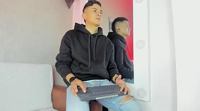 Snapshot of Lucii_fer_ chatting on February 23, 2025, 11:44 am Lucii fer  online show from February 23, 2025, 11:44 am