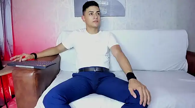 Snapshot of Lucii_fer_ chatting on February 28, 2025, 11:25 am Lucii fer  online show from February 28, 2025, 11:25 am