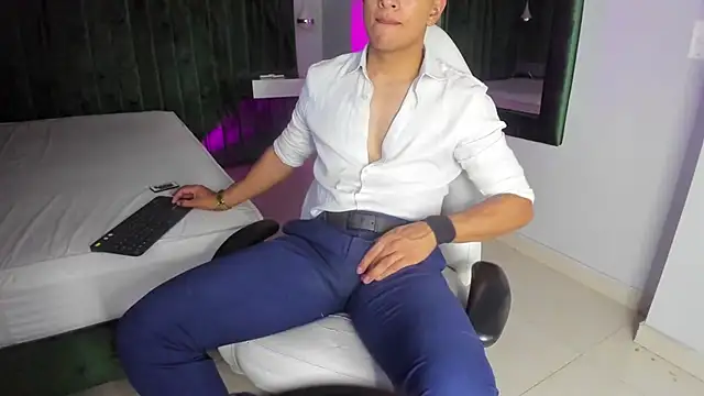 Snapshot of Lucii_fer_ chatting on October 17, 2025, 11:57 am Lucii fer  online show from October 17, 2025, 11:57 am